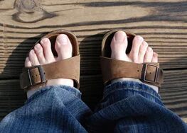 Pies sanos en sandalias