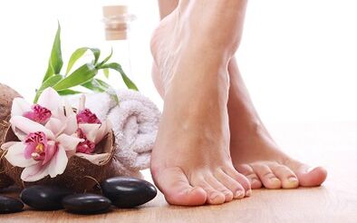 Cómo y cómo tratar el hongo en las uñas de las piernas
