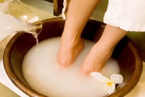 Baño curativo para hongos en las uñas.