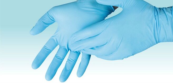 guantes desechables para proteger las manos al tratar los pies contra infecciones por hongos