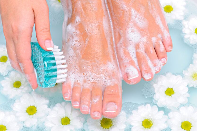 Lavarse los pies con regularidad es una excelente prevención de los hongos en las uñas.